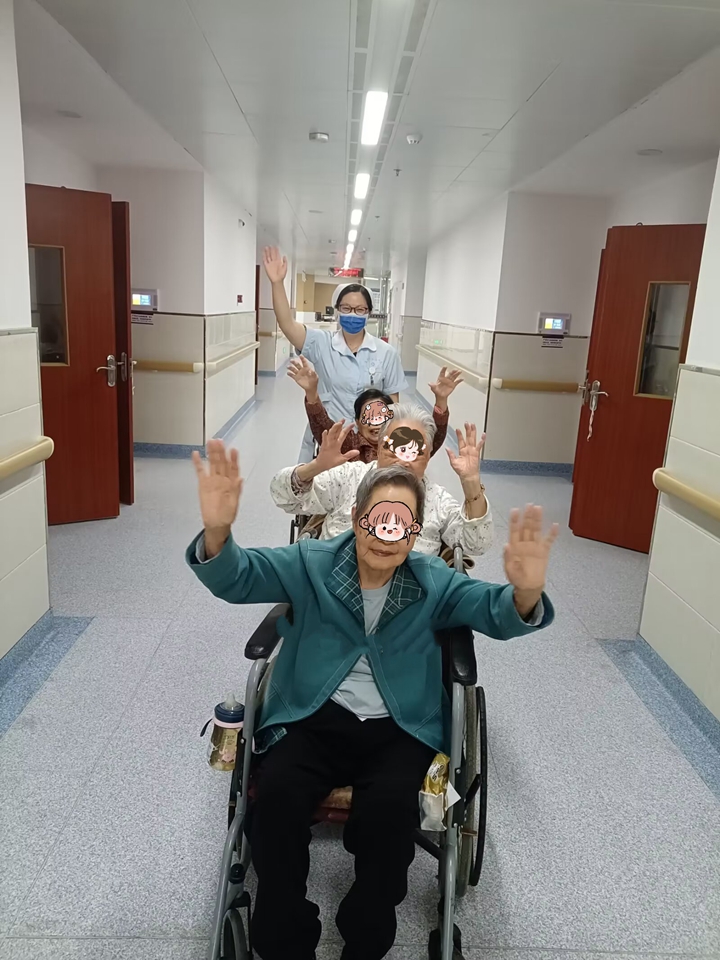 12ҡ롰ͯĻ˲䣬С𳵿